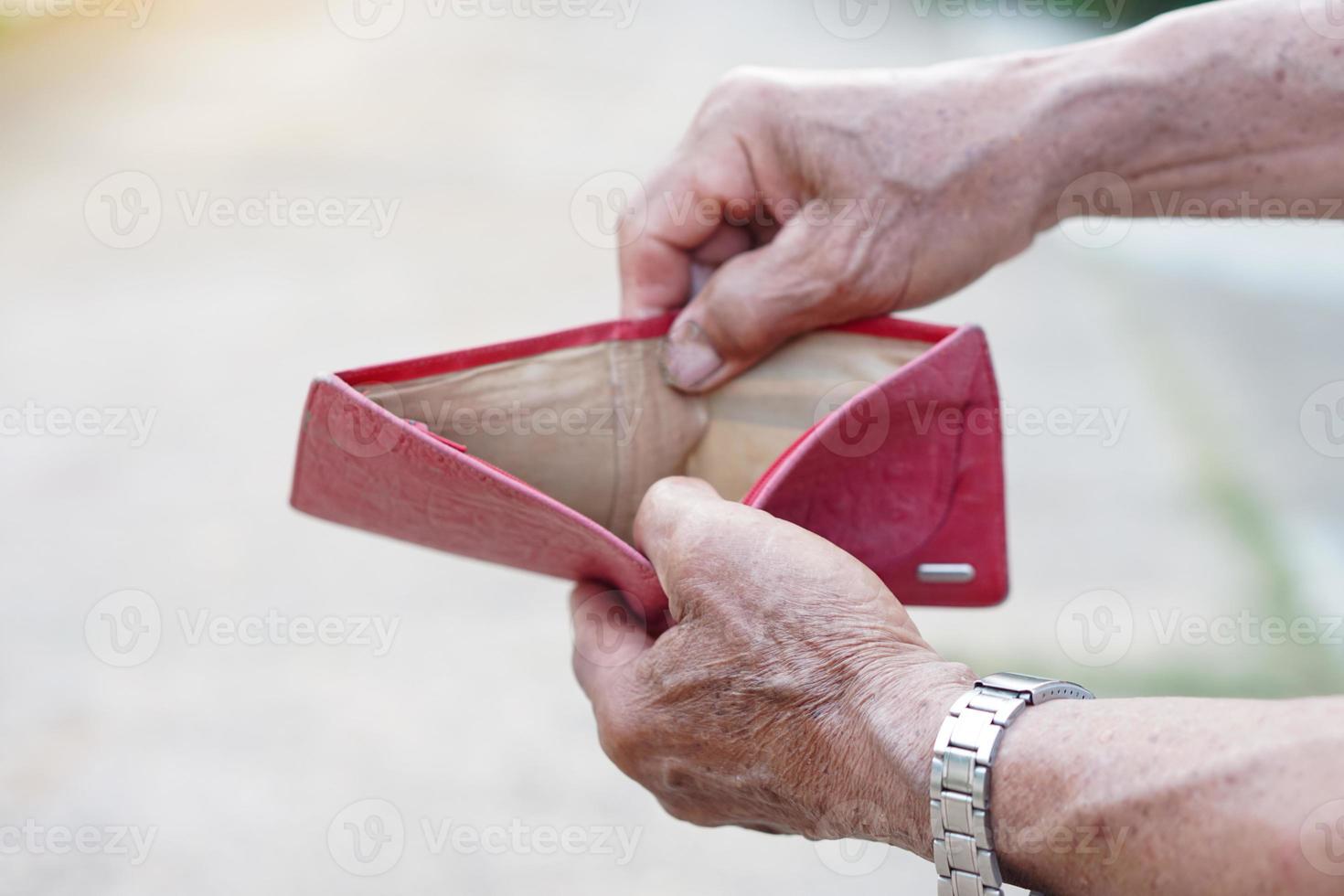 primer plano senior' manos del hombre abren la billetera vacía. concepto, sin dinero, crisis económica. problemas financieros. foto