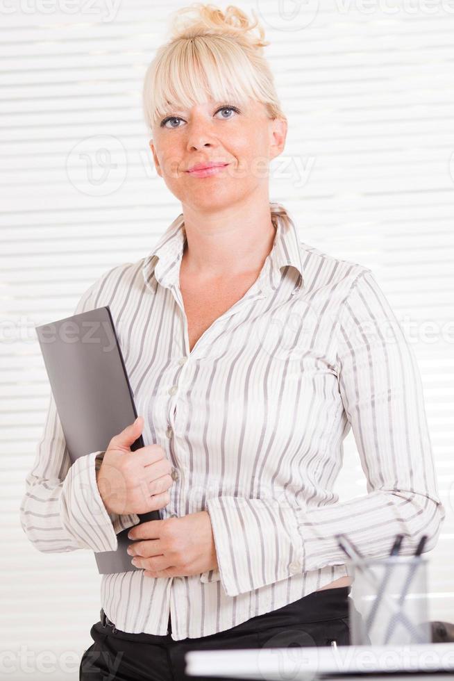 mujer de negocios con documento foto
