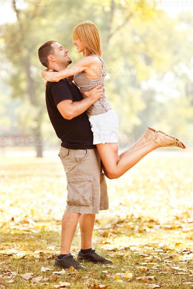 pareja feliz en el parque foto