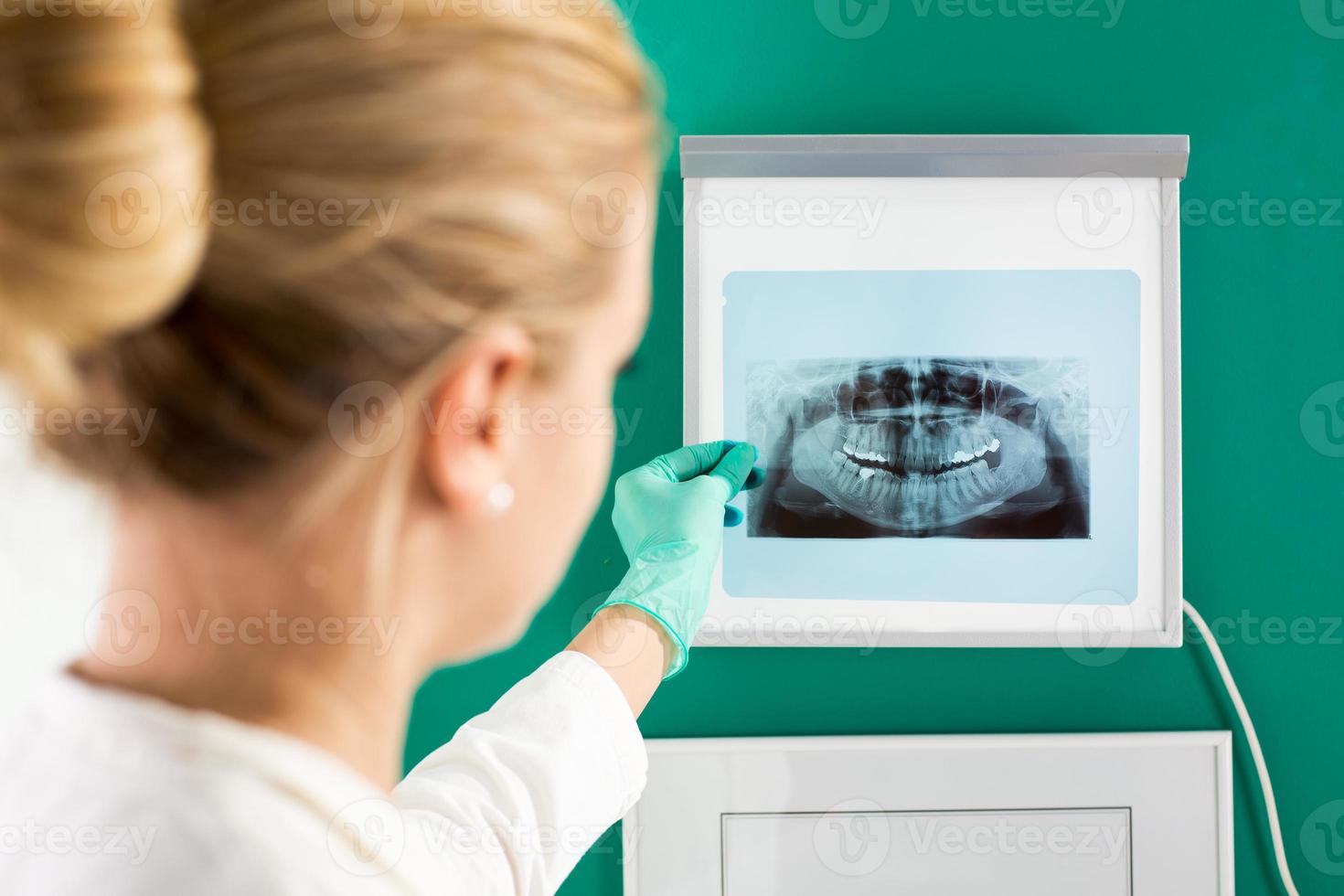 médico dentista con imagen de rayos x foto