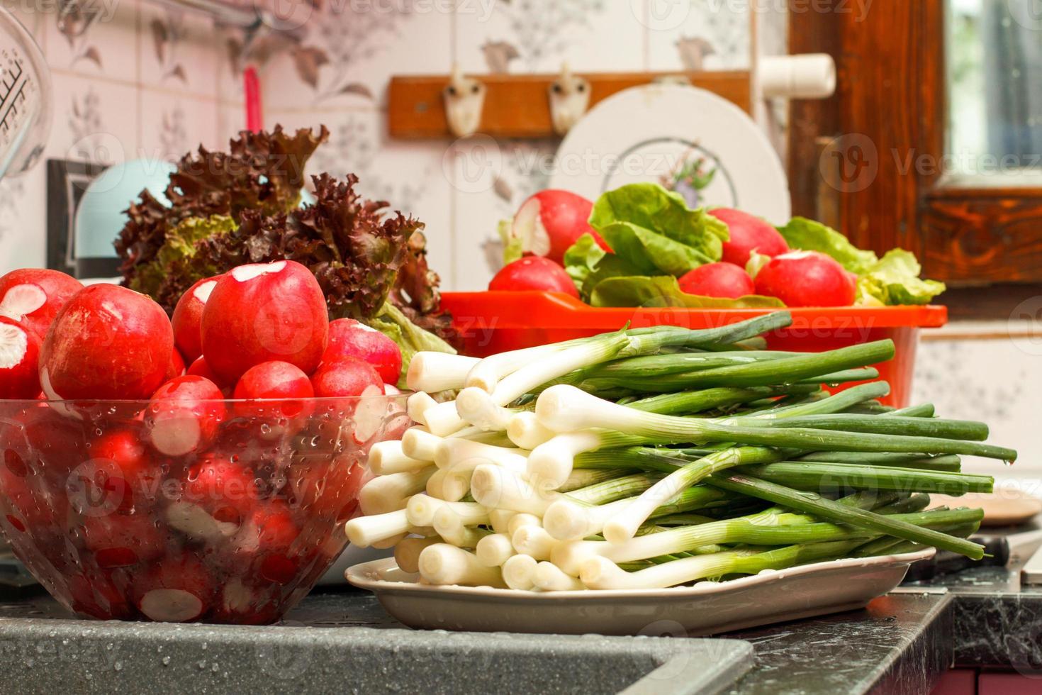 verduras frescas en la cocina foto