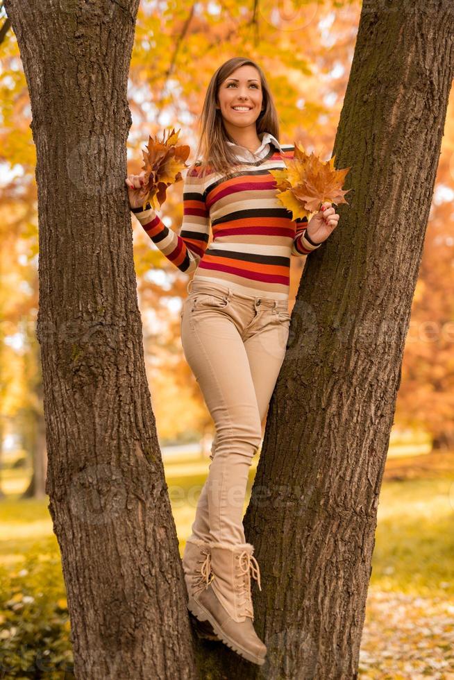 relajante en el parque de otoño foto