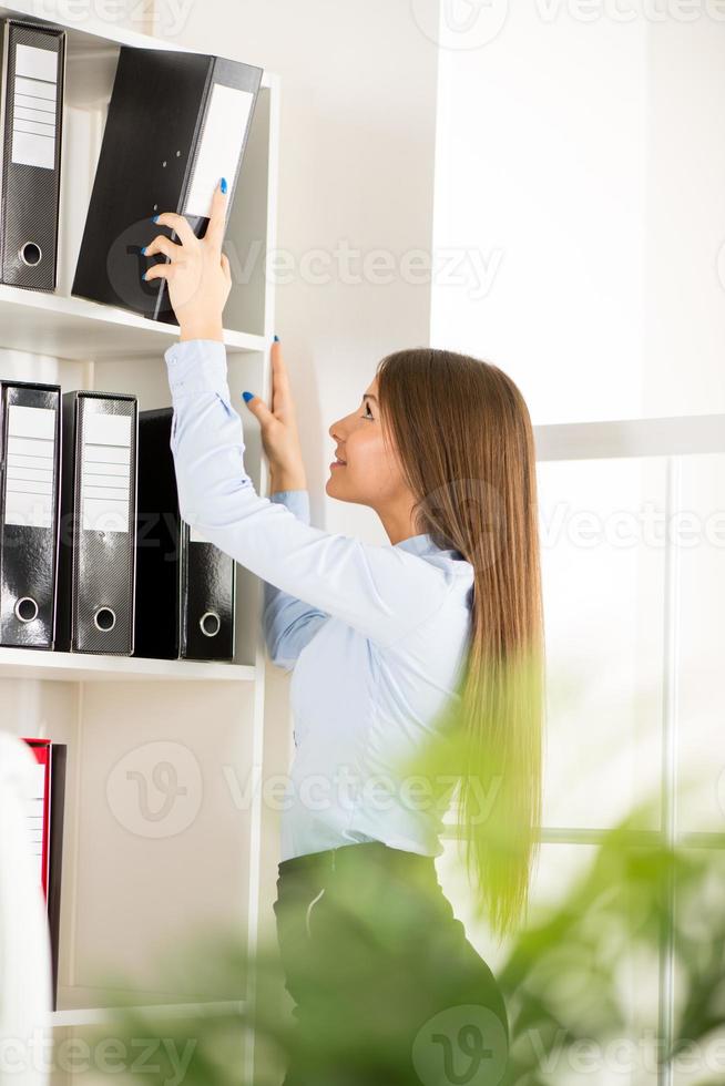 mujer de negocios organizando vista foto