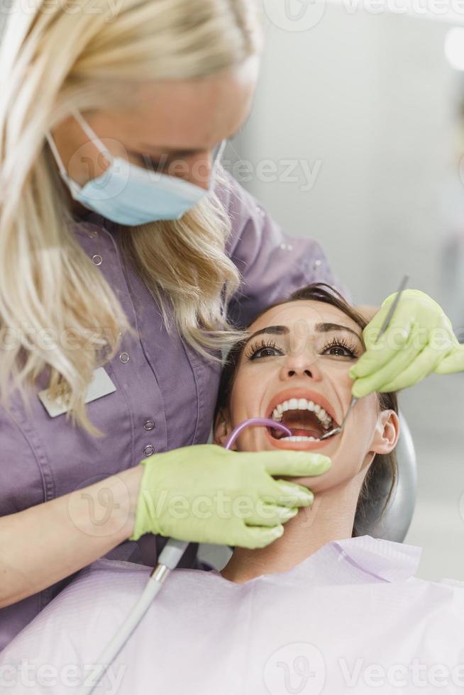 mujer joven en la oficina de dentistas foto