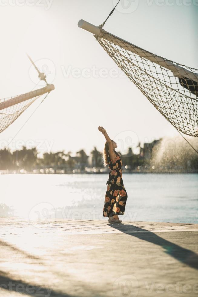 felicidad mujer disfrutando de las vacaciones de verano foto