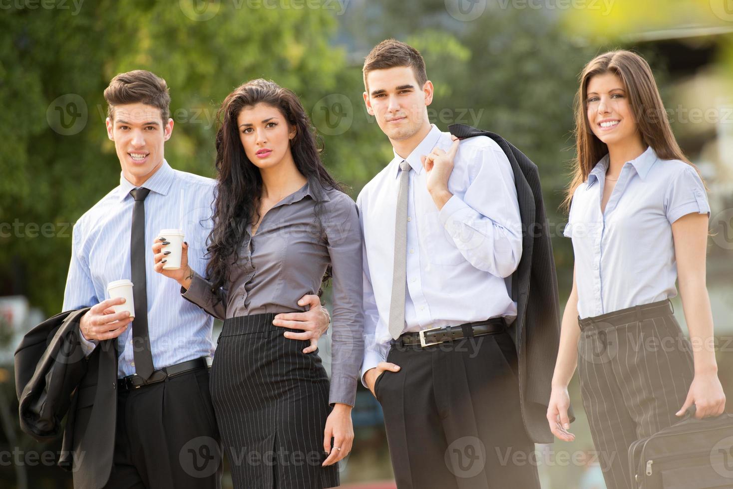 jóvenes empresarios en el descanso para tomar café foto