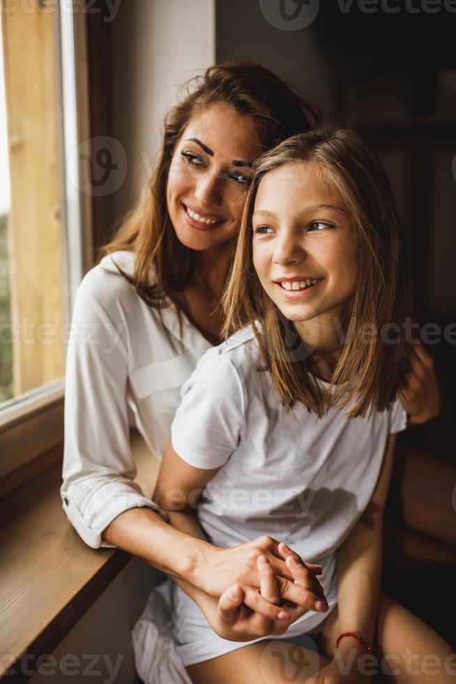 madre e hija disfrutando del tiempo juntas en casa foto
