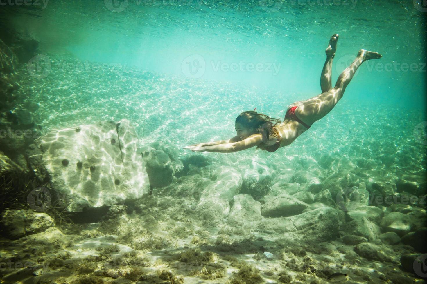 mujer disfrutando de aguas profundas foto