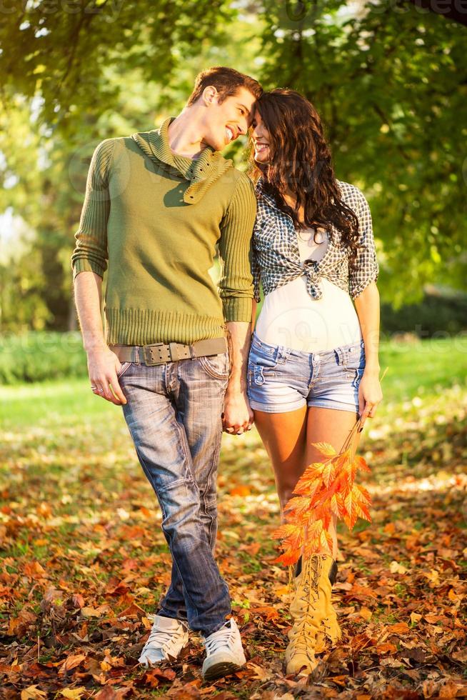 joven pareja enamorada en el parque foto