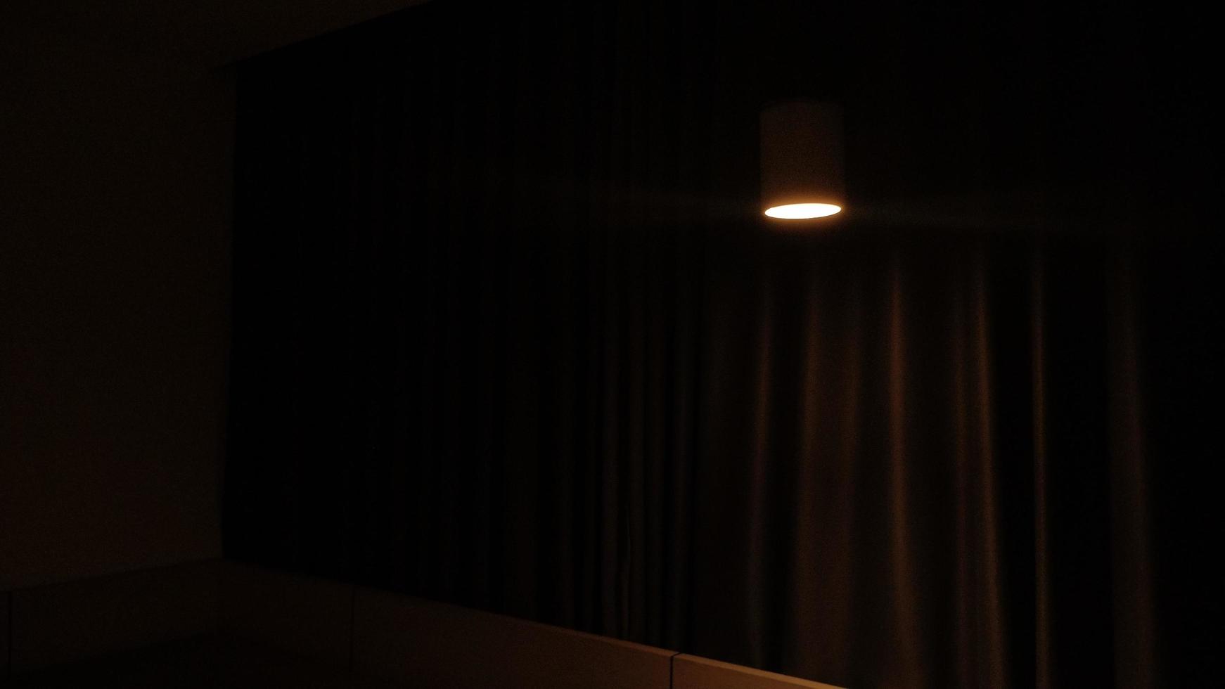 habitación de hotel oscura con luz de bombilla amarilla foto