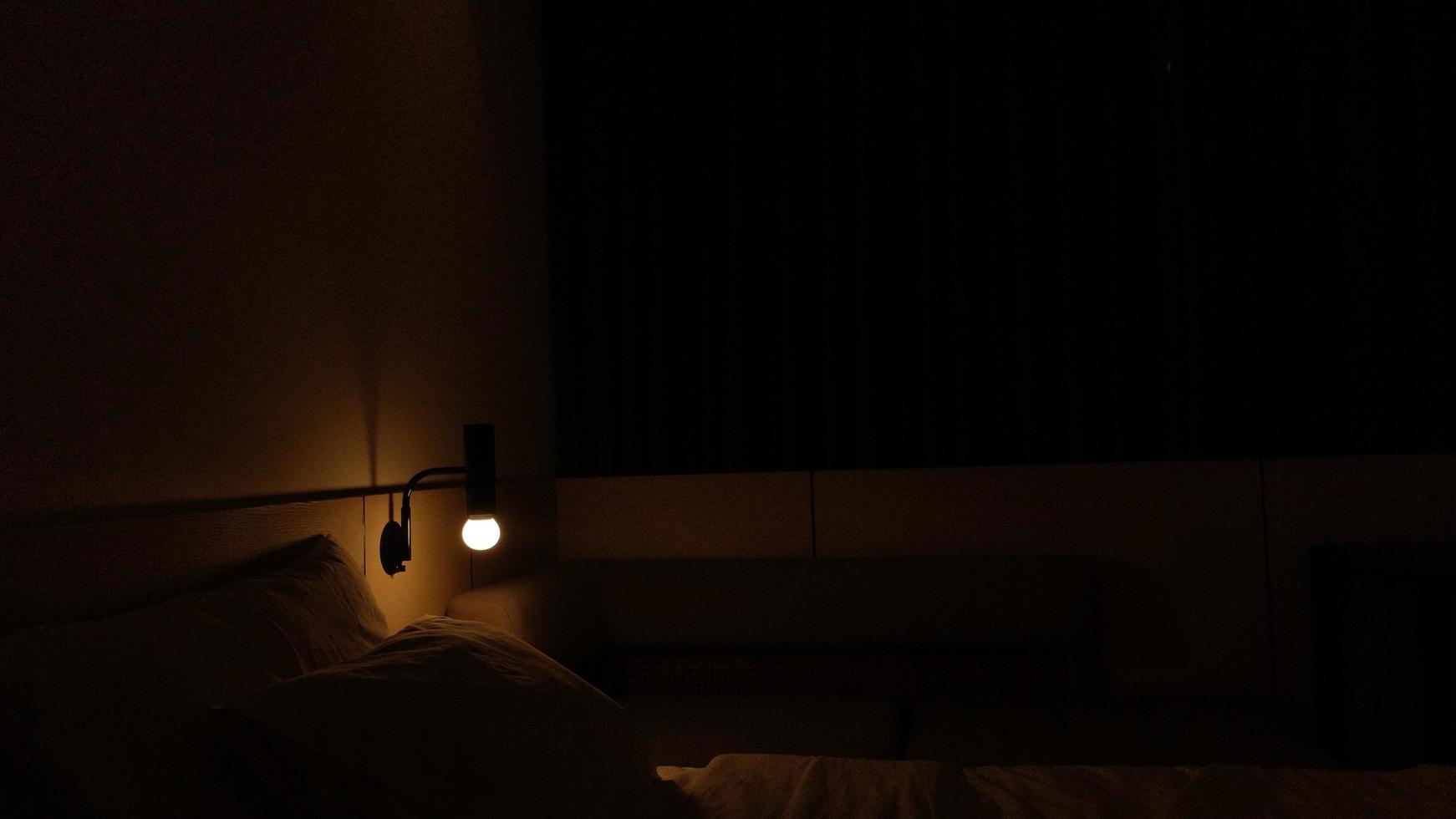 habitación de hotel oscura con luz de bombilla amarilla foto