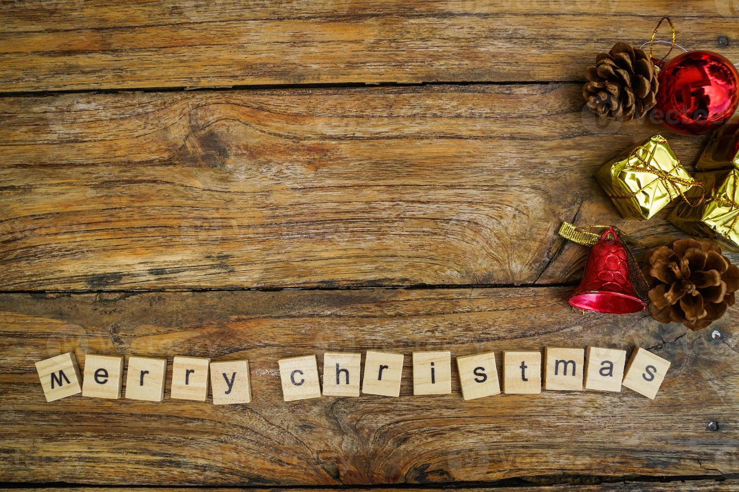 Feliz Navidad. letras de madera feliz navidad palabra sobre fondo de madera vieja foto