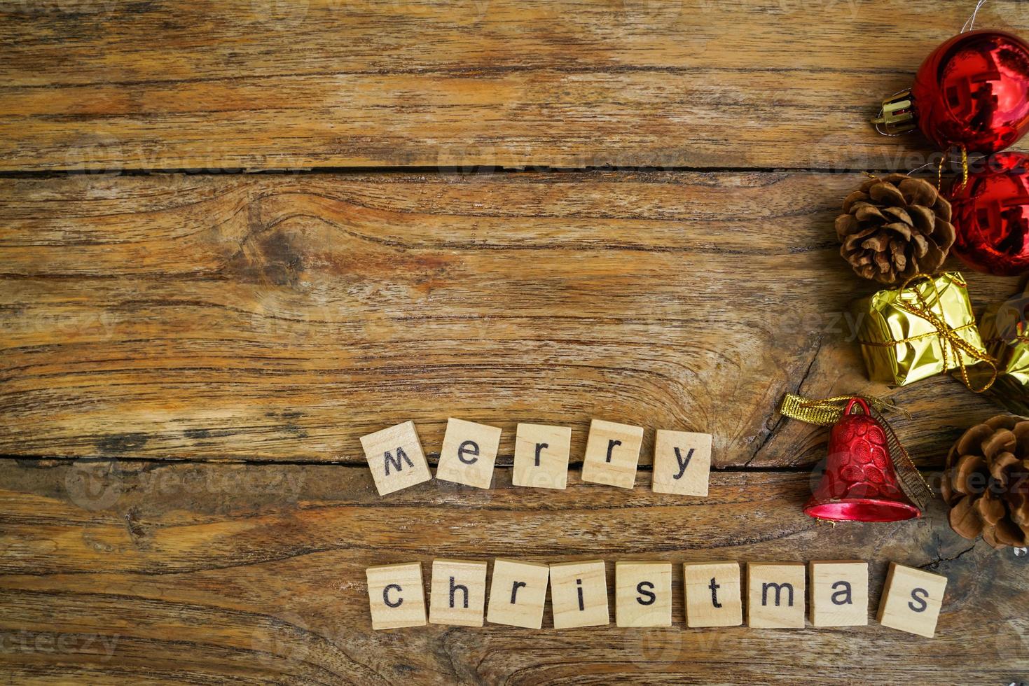 Feliz Navidad. letras de madera feliz navidad palabra sobre fondo de madera vieja foto