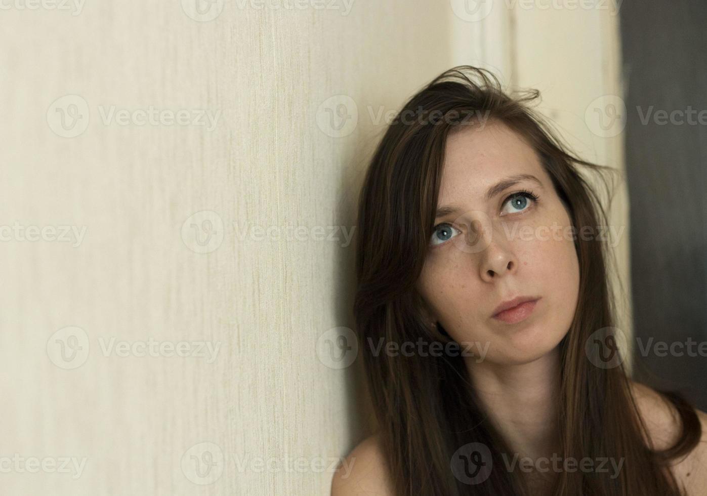 retrato de una chica de pelo largo, con una mirada triste. una niña está deprimida, copie el espacio. trastorno de la salud mental. mirada pensativa foto