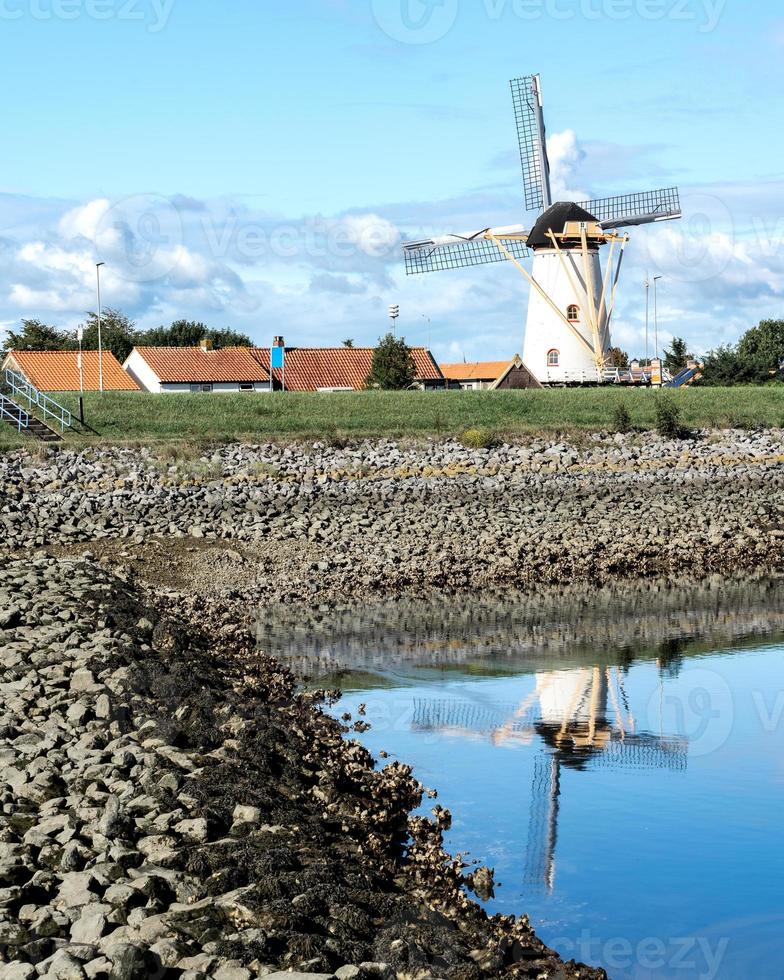 molen aeolus, molino de viento holandés en wemeldinge, zelanda, países bajos. 25 de septiembre de 2022. foto