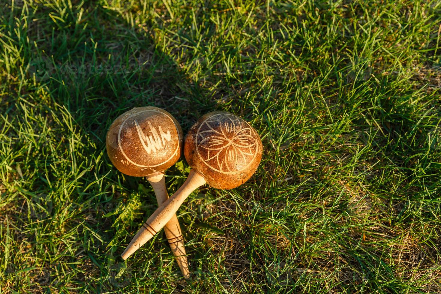 las maracas cubanas yacen sobre la hierba verde. foto