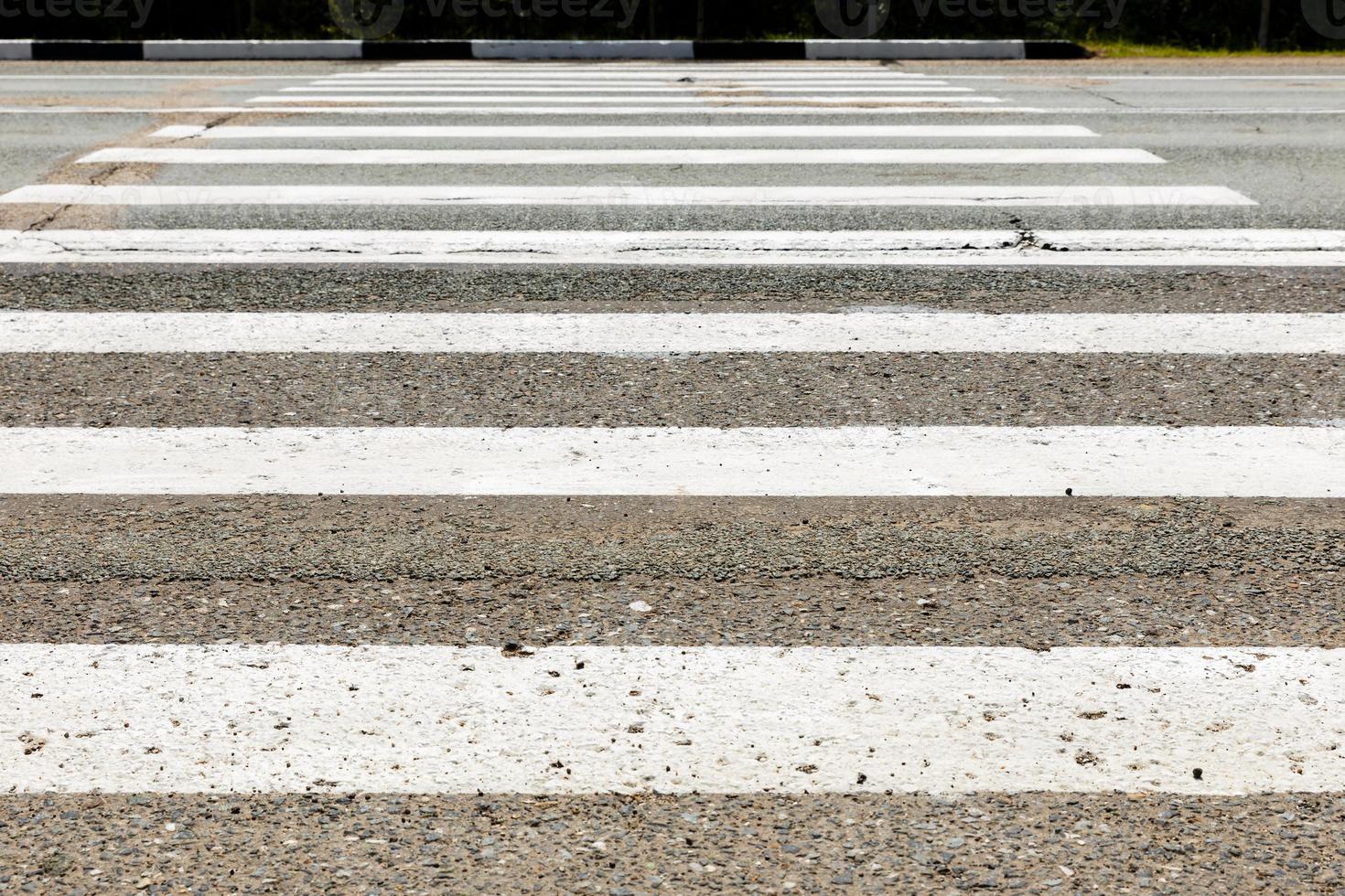 rayas blancas de un paso de peatones al otro lado de la carretera foto