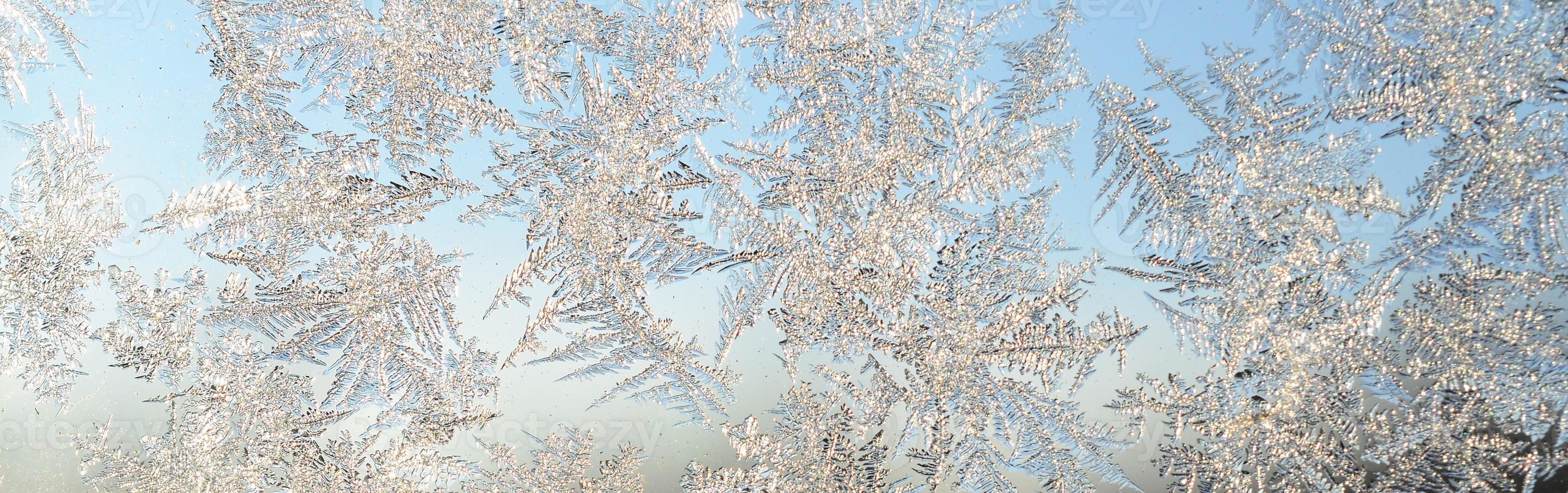 copos de nieve escarcha escarcha macro en el cristal de la ventana foto