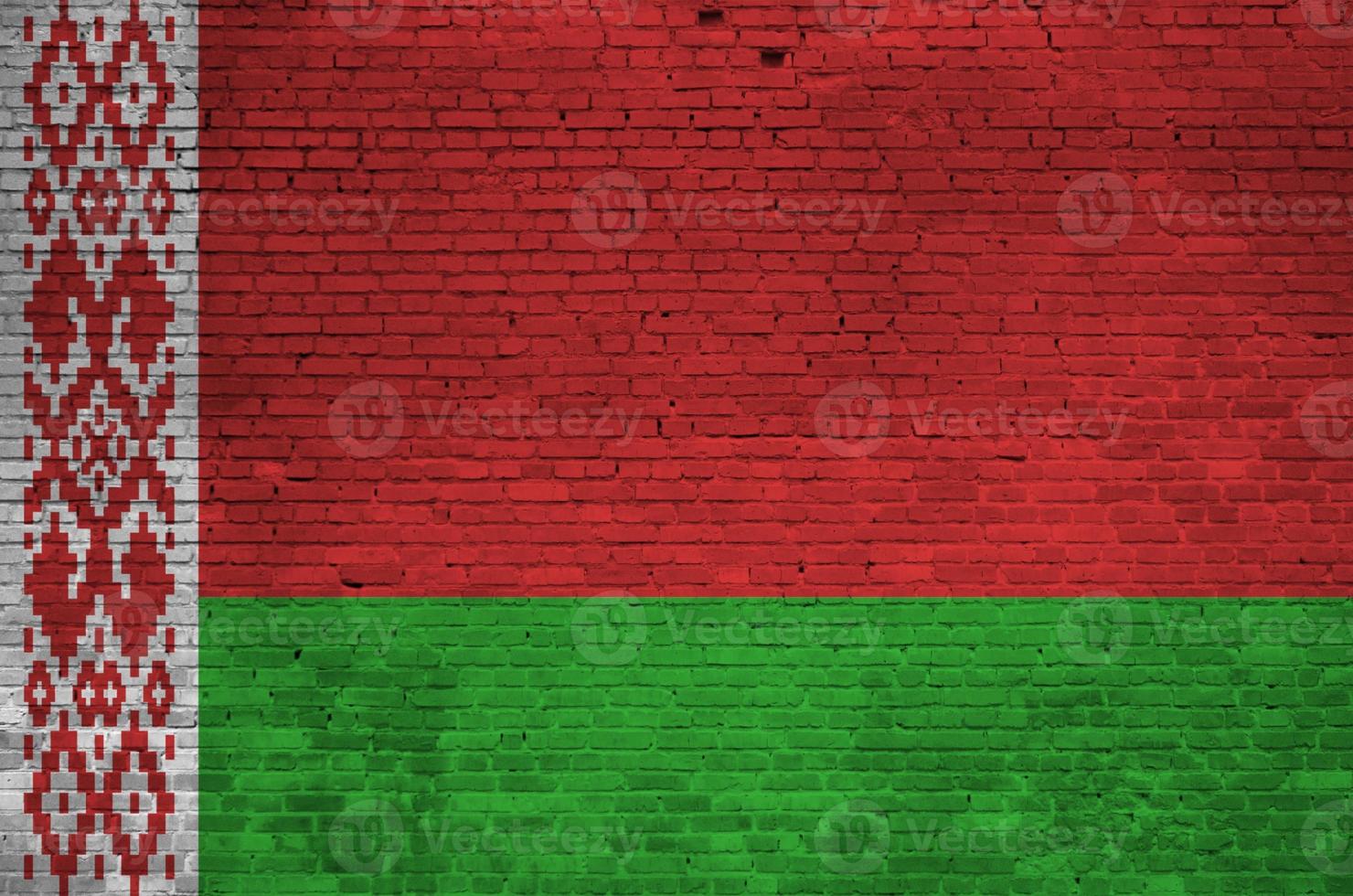 bandera de bielorrusia representada en colores de pintura en la pared de ladrillo antiguo. banner texturizado sobre fondo de mampostería de pared de ladrillo grande foto