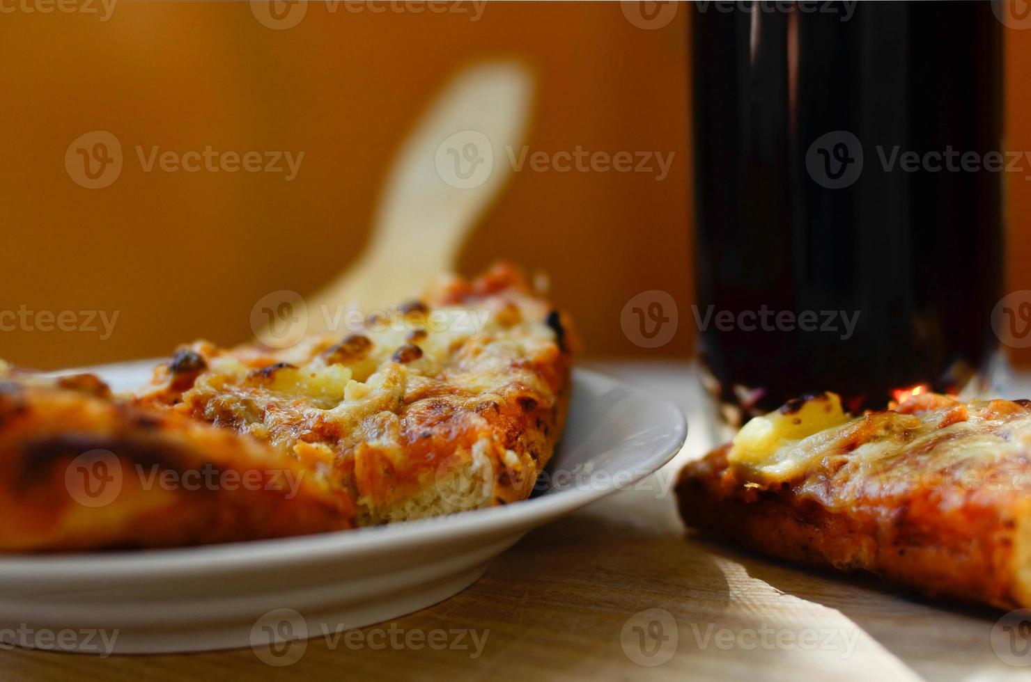 pizza caliente y taza de cola foto