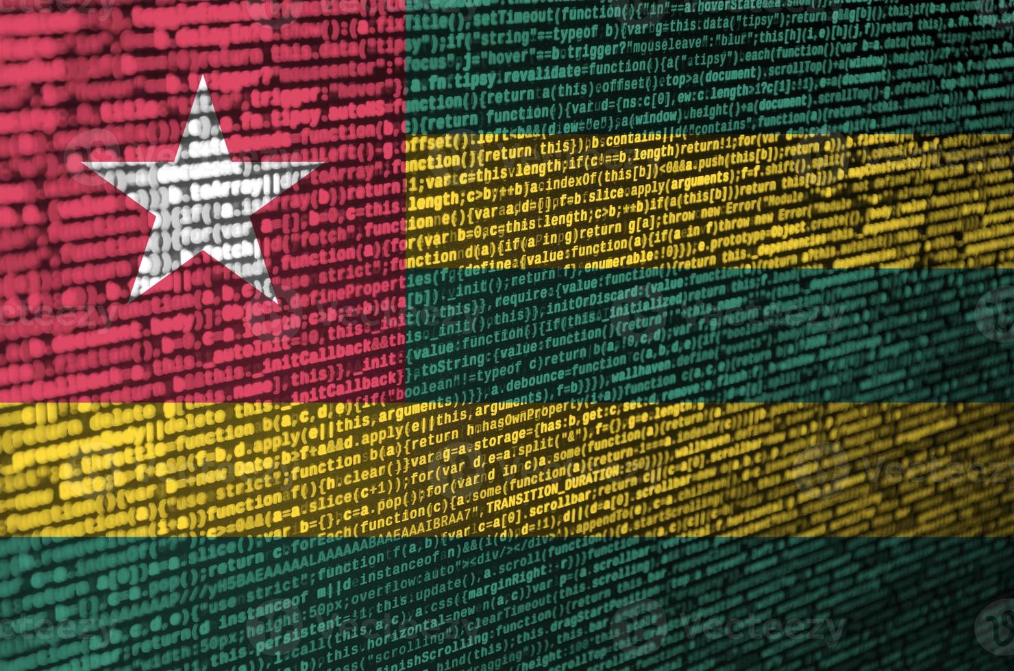 la bandera togo se representa en la pantalla con el código del programa. el concepto de tecnología moderna y desarrollo de sitios foto