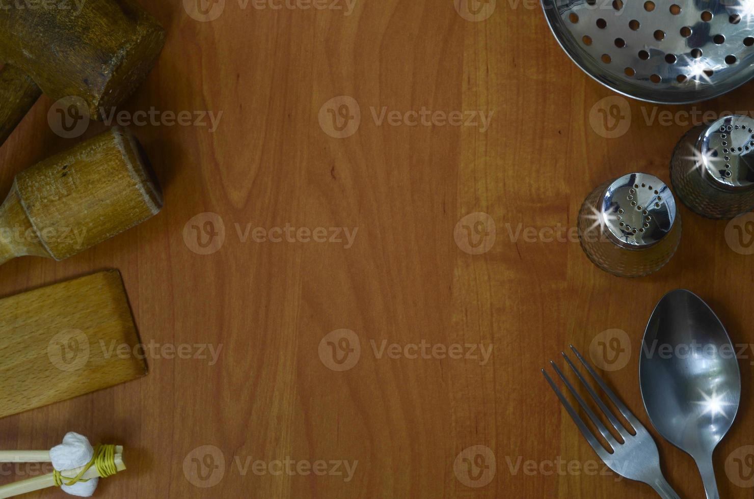 electrodomésticos de cocina sobre fondo de madera con espacio para texto foto