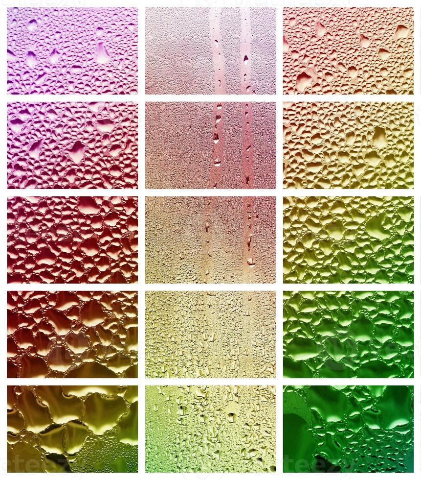 un collage de muchos fragmentos diferentes de vidrio, decorado con gotas de lluvia del condensado. colores del arcoiris foto