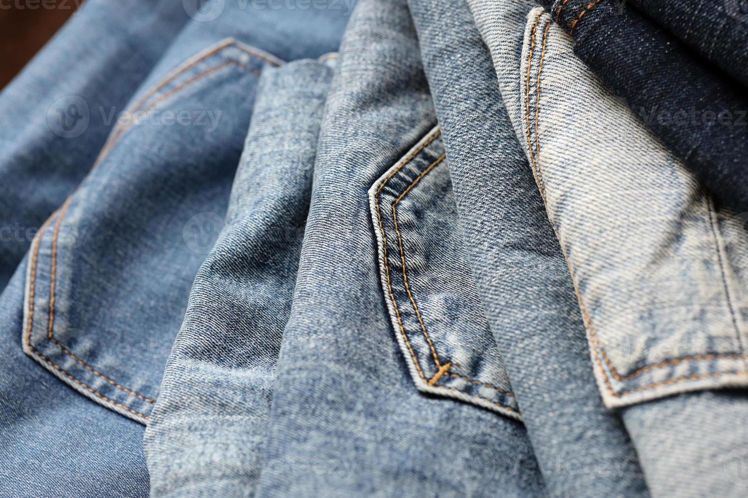 reserva Sustancial Empleador muchos jeans apilados en el guardarropa. fila de pantalones vaqueros en el  armario. concepto de compra, venta, compras y ropa de moda. 14251257 Foto  de stock en Vecteezy