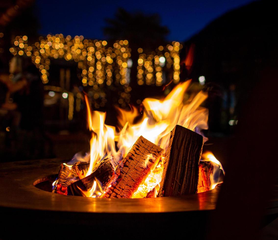 Chimenea con luces navideñas bokeh borrosas en el tradicional mercado navideño Christkindlmarkt en Meran Merano, Tirol del Sur, Italia foto