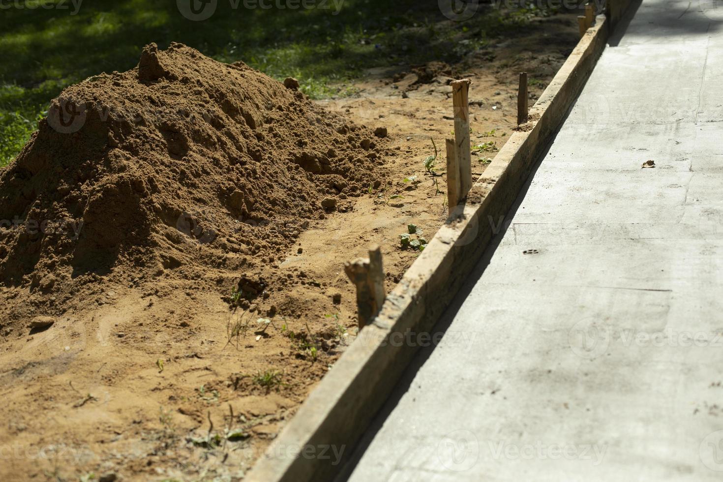 trabajo de construcción. encofrado con cemento. cimiento de vertido. foto