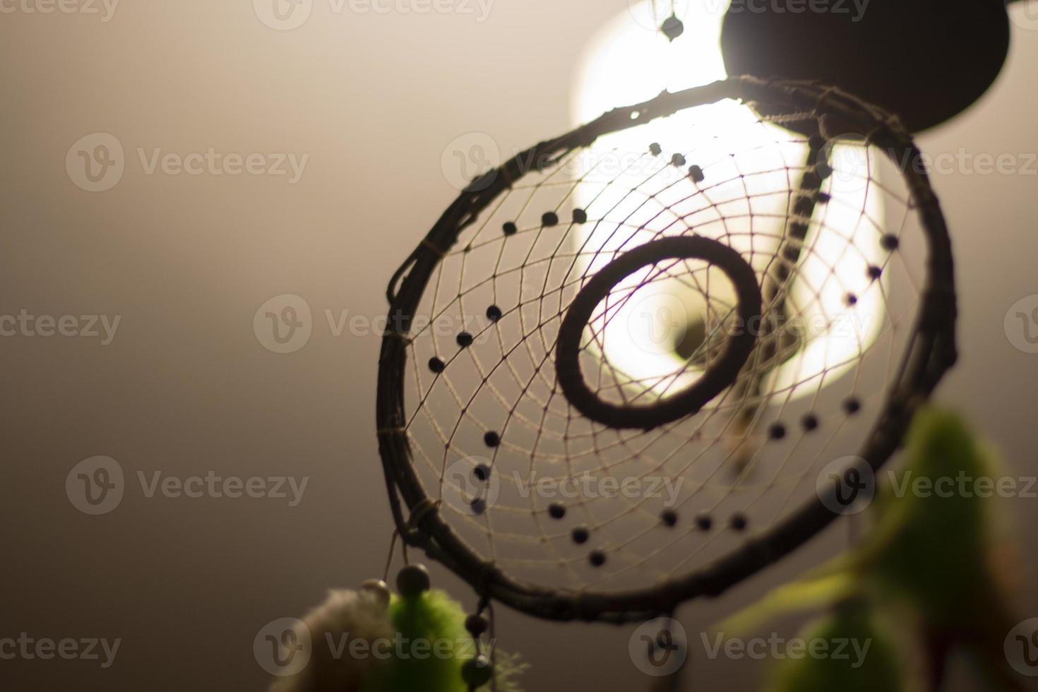 atrapasueños de mimbre. decoración chamánica. objeto mágico. fractal de hilos. foto