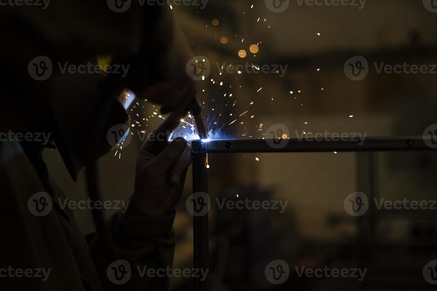 soldadura de metales chispas en la oscuridad. trabajo de soldador. foto