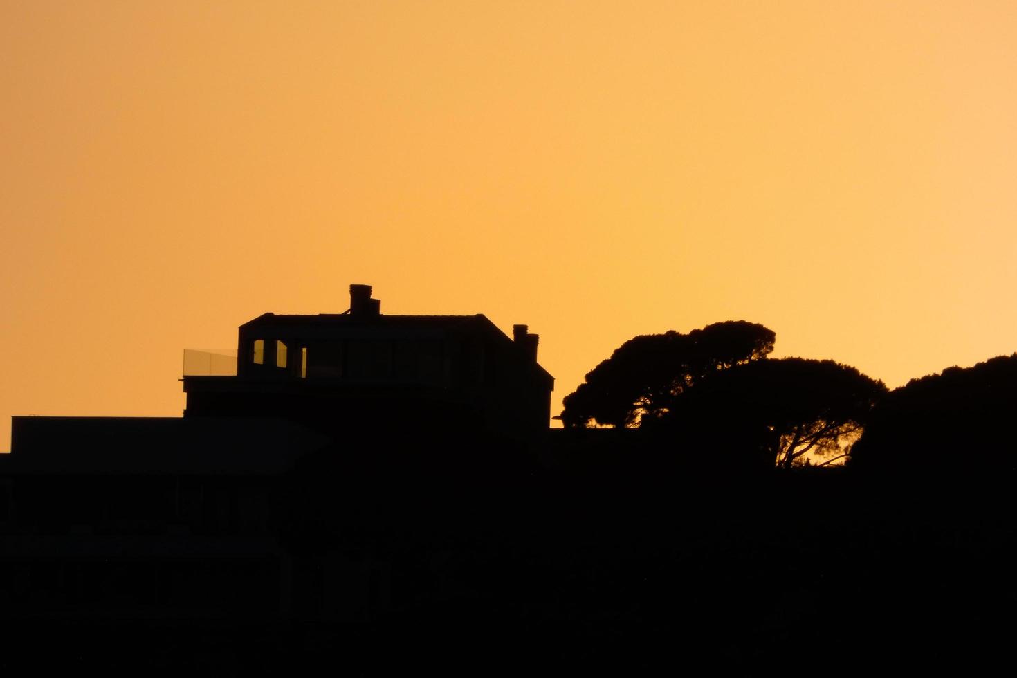 paisaje retroiluminado en una puesta de sol foto