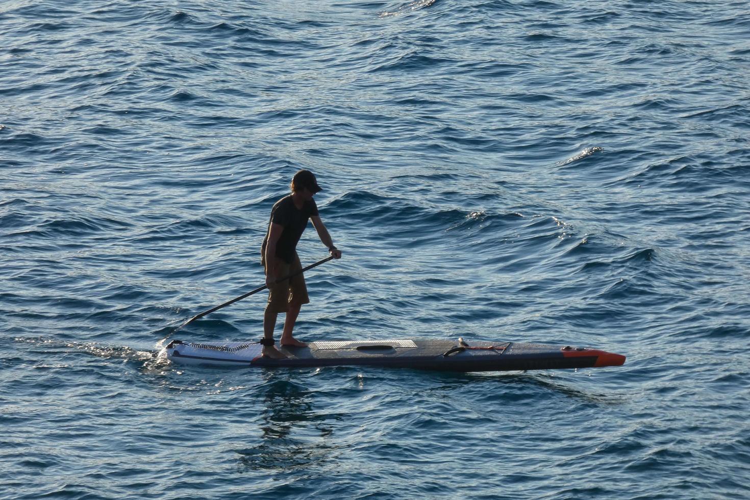 nadador de vacaciones paddle surf en el mar mediterráneo foto