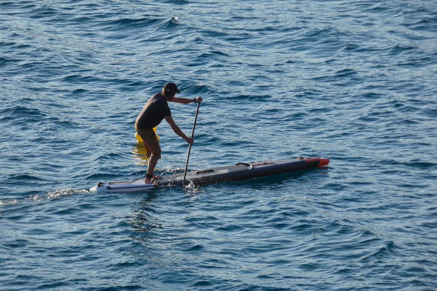 nadador de vacaciones paddle surf en el mar mediterráneo foto