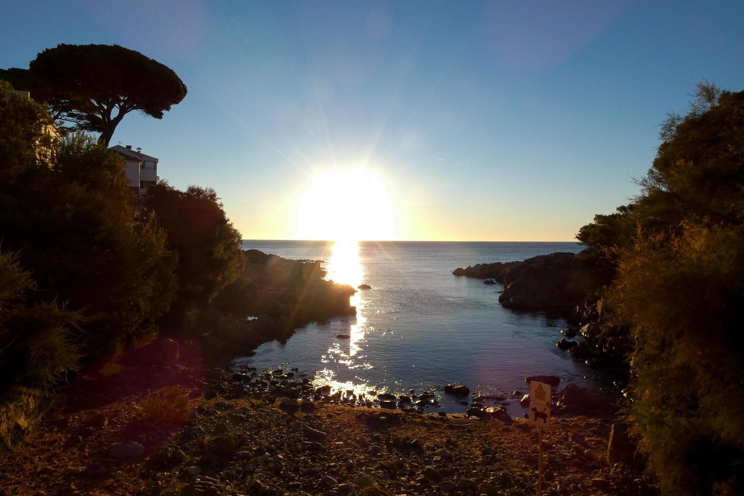 camino costero en la costa brava catalana en la ciudad de s'agaro foto