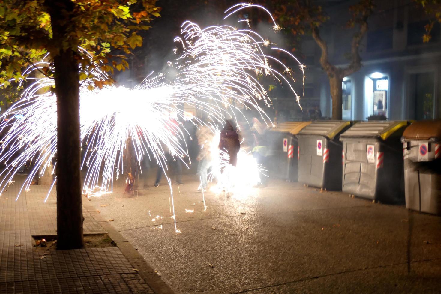 foto abstracta de diablos y fiestas de fuegos artificiales.