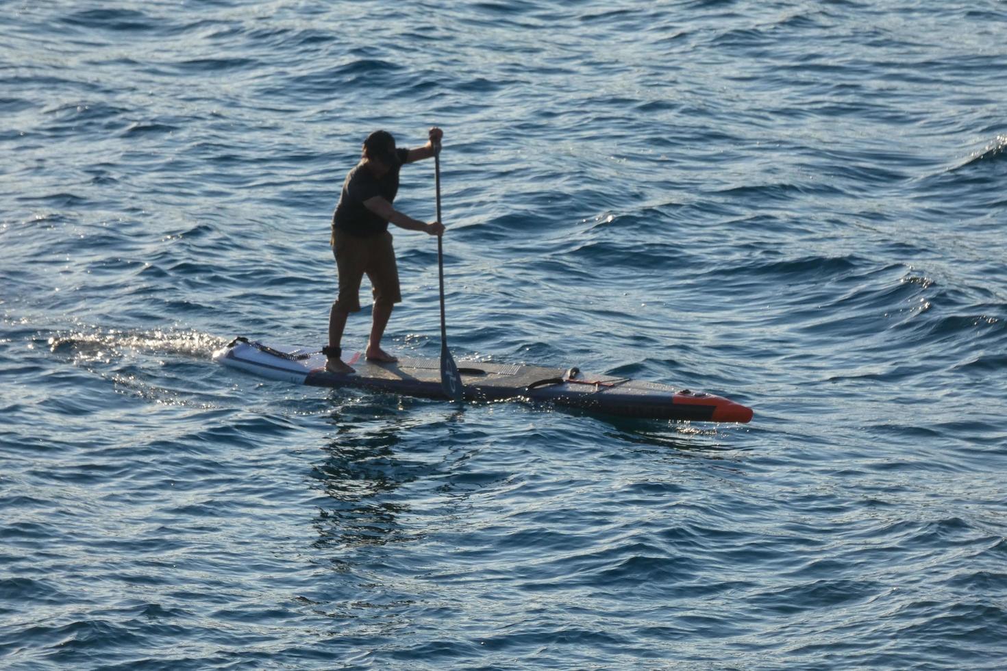 nadador de vacaciones paddle surf en el mar mediterráneo foto