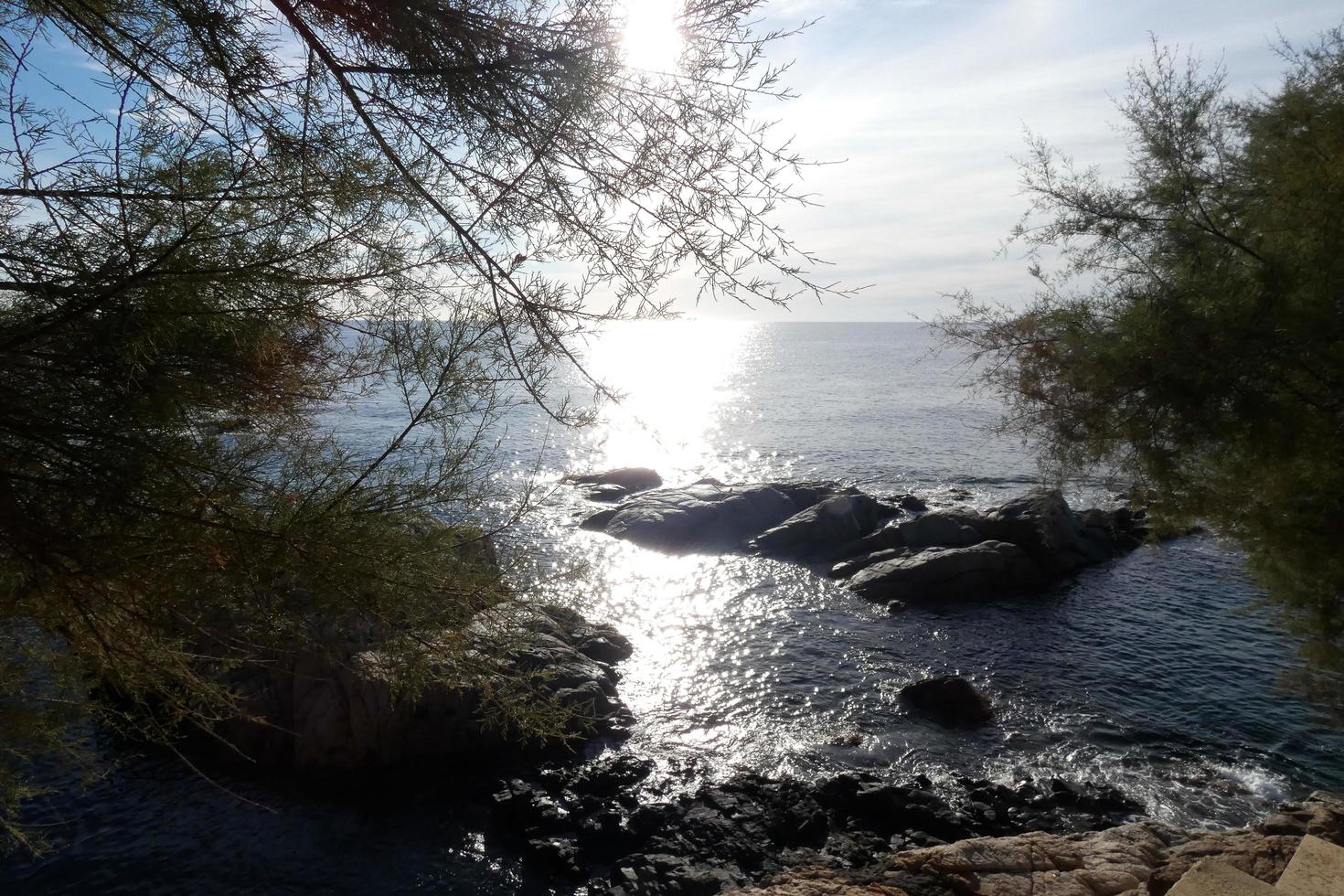 costa mediterránea con rocas en la región catalana, españa foto