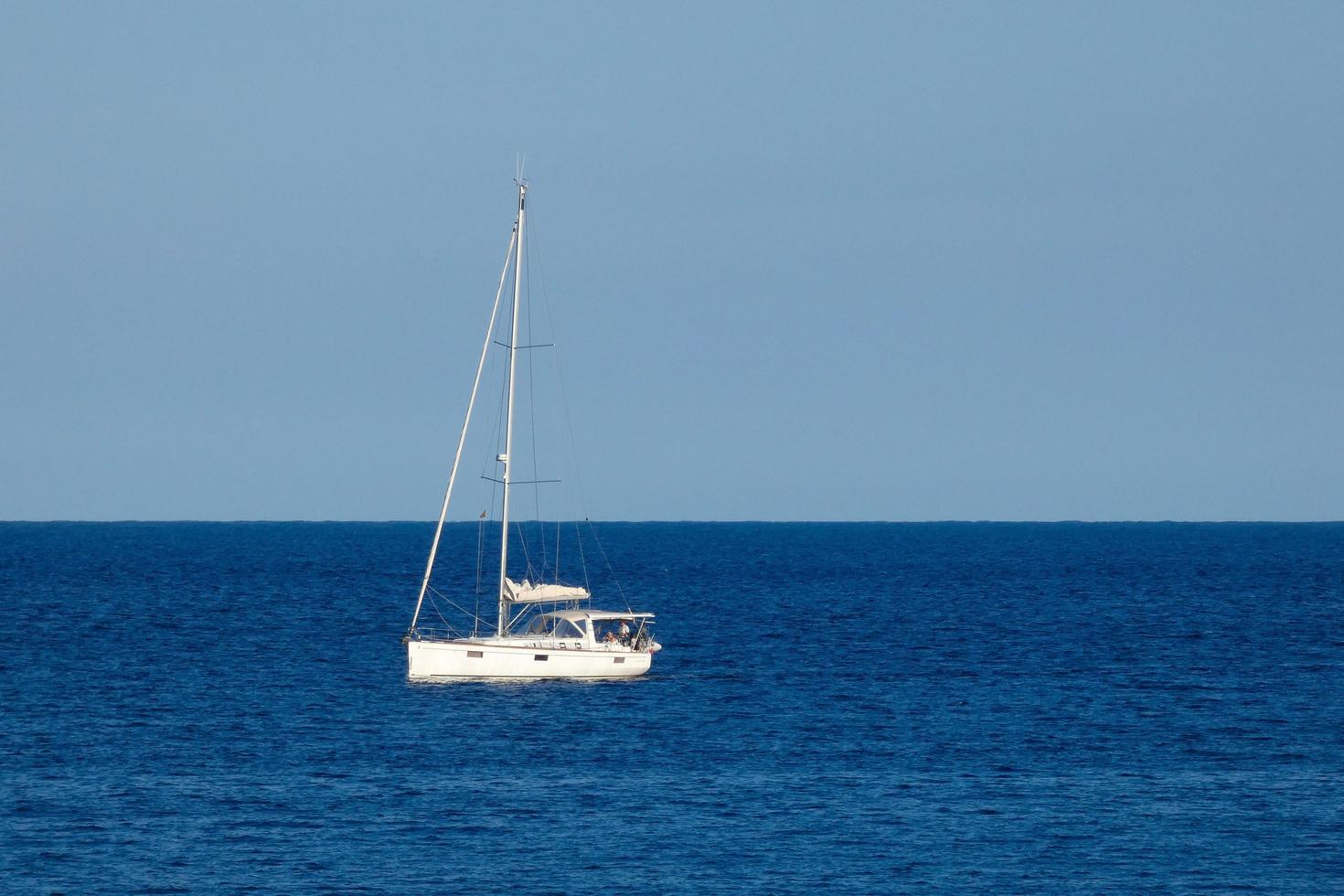 velero navegando en el mar mediterráneo, aguas tranquilas foto