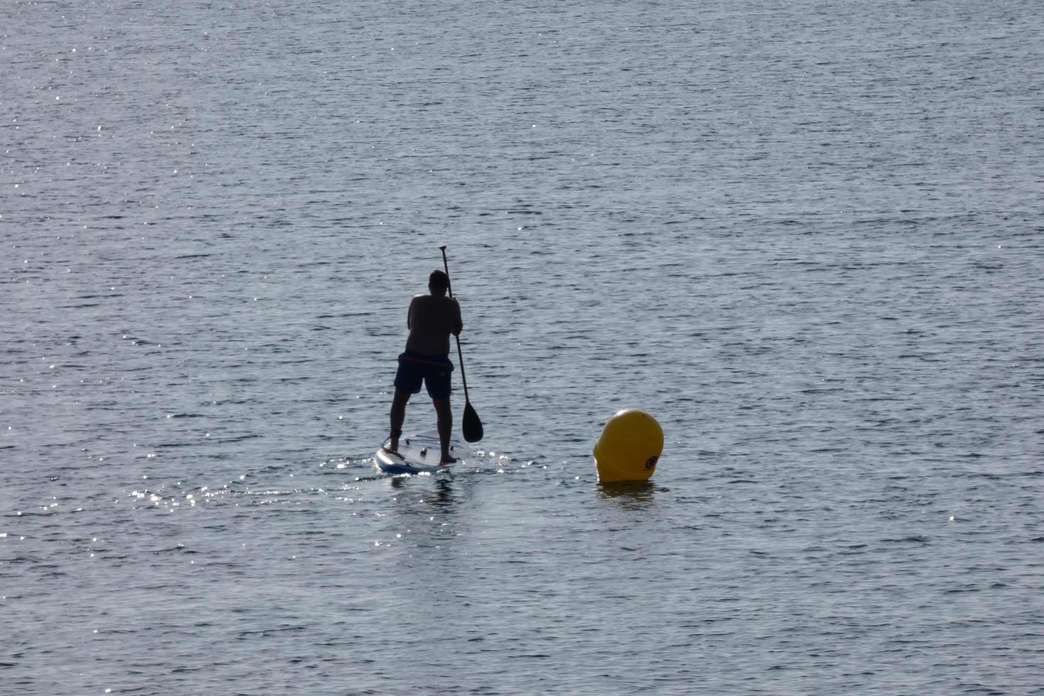 nadador de vacaciones paddle surf en el mar mediterráneo foto