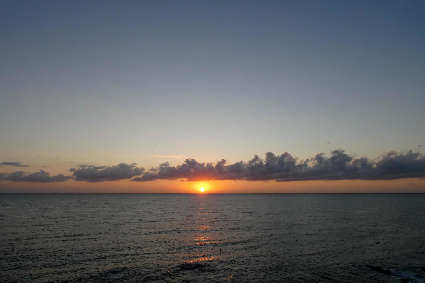 disco solar que se eleva sobre el horizonte del mar, amanecer, amanecer foto