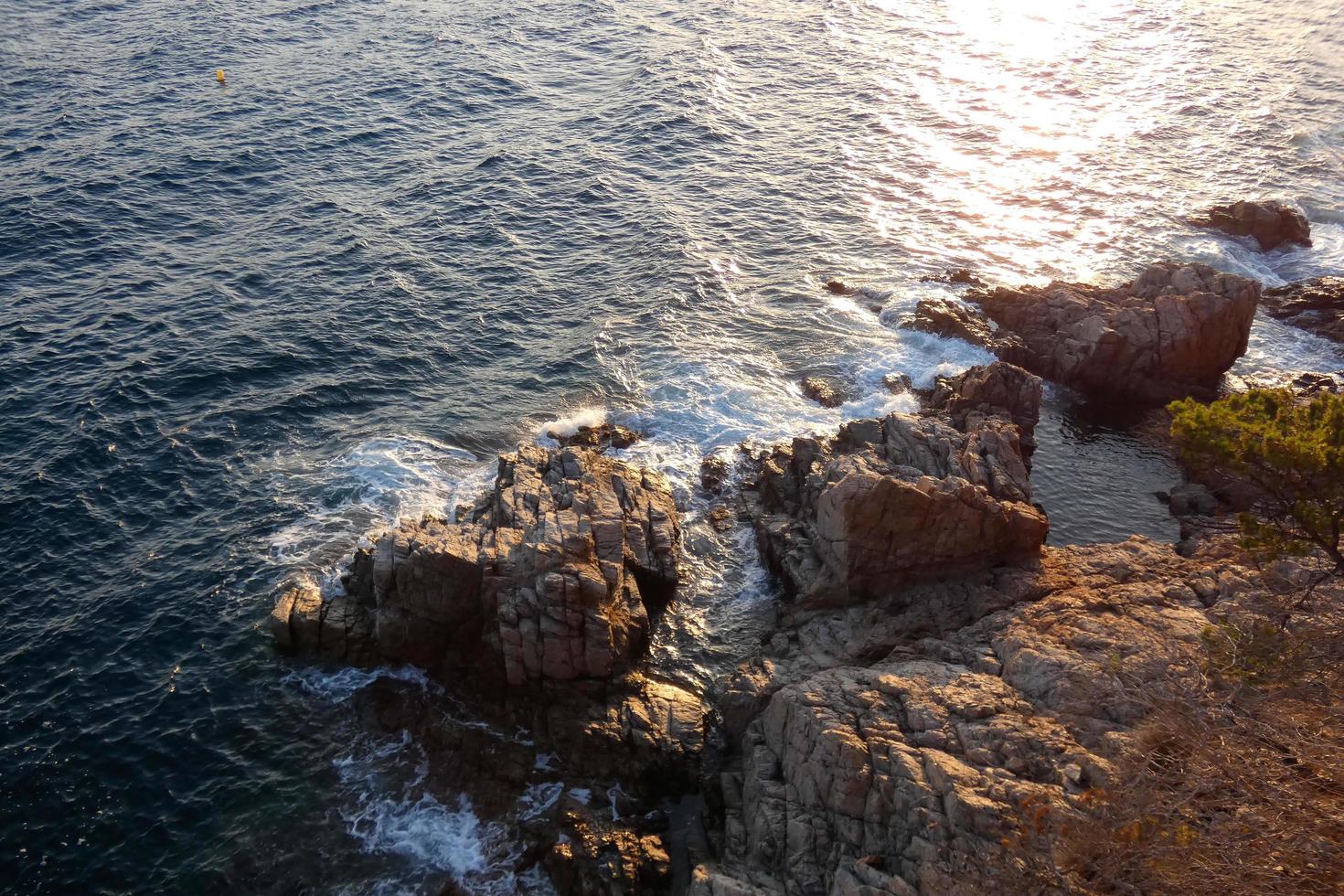 rocas y mar en la costa brava catalana, mar mediterráneo, mar azul foto