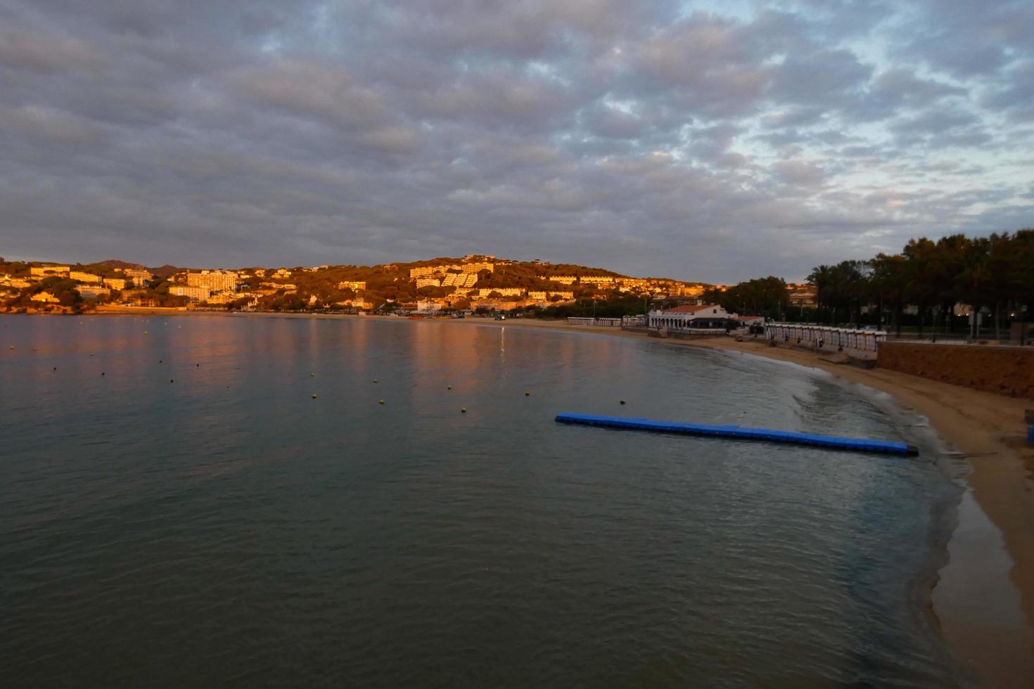 atardecer o amanecer, contrastes y luces en el horizonte, contrastes foto