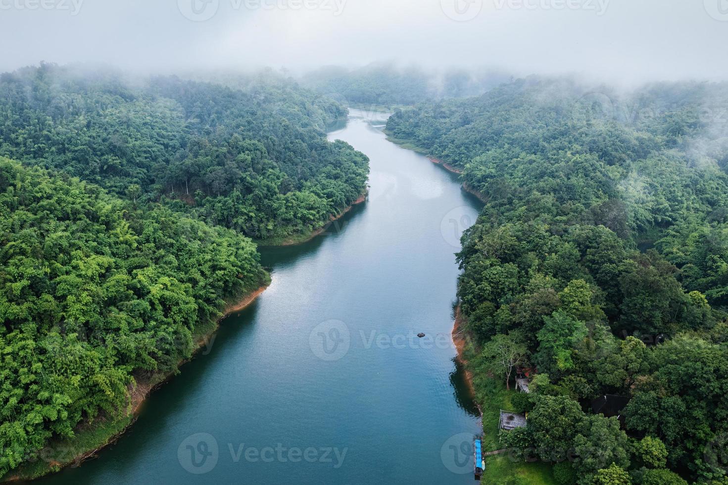 abundancia de selva tropical con niebla y río que fluye por la mañana en el parque nacional foto