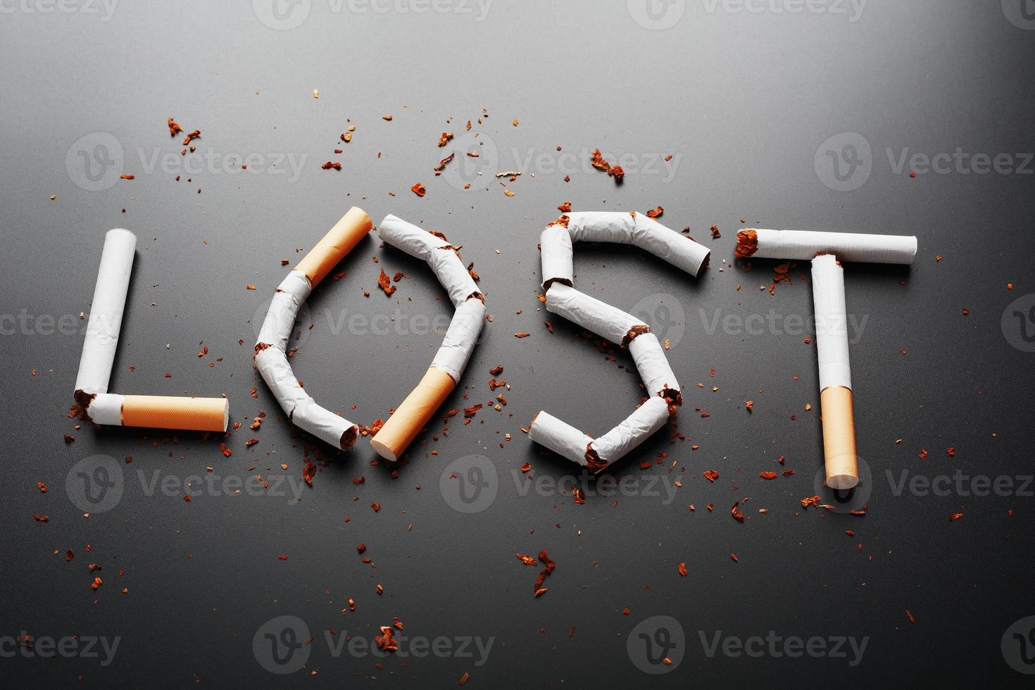 la inscripción perdida de los cigarrillos en un fondo negro. deja de fumar. el concepto de fumar mata. inscripción de motivación para dejar de fumar, hábito poco saludable. foto