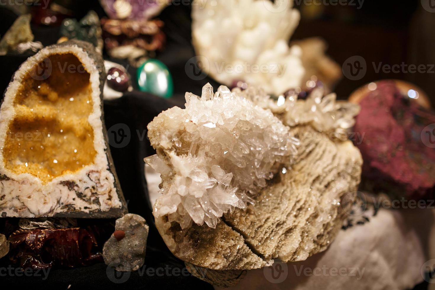 piedras naturales y minerales en el mostrador del mercado nocturno para turistas goa foto