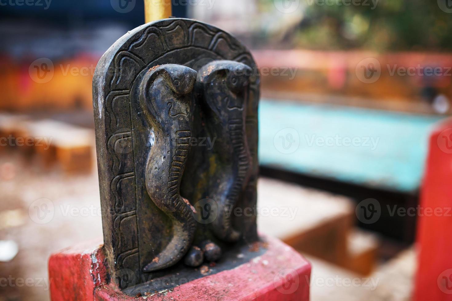 una pequeña estatua de la serpiente, el templo de la serpiente en la india gokarna foto