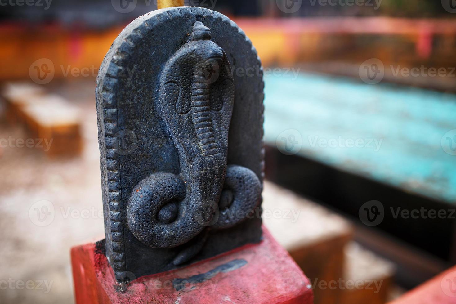 una pequeña estatua de la serpiente, el templo de la serpiente en la india gokarna foto