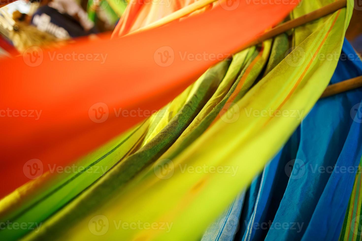 hamacas de diferentes colores, colores del arco iris en el mercado nocturno de goa foto